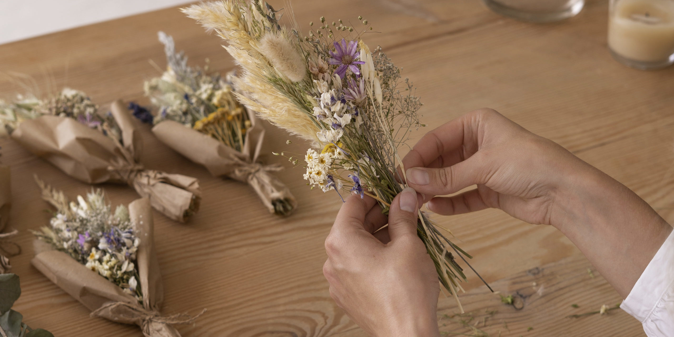 les mains d'une femme tenant un bouquet de fleurs stabilisées